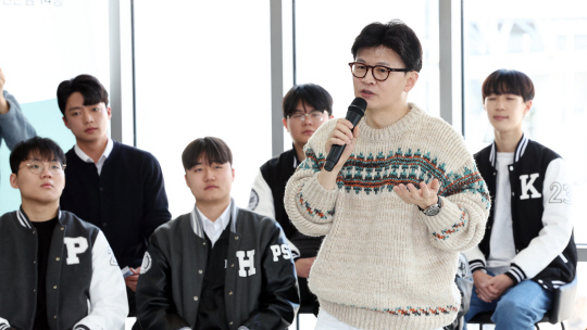 지난 3월6일 한동훈 국민의힘 전 대표가 서울 서대문구 코지모임공간 신촌점에서 열린 2025 대학생시국포럼 백문백답 토론회에서 '대한민국, 그리고 미래세대'를 주제로 강연하고 있다.<연합뉴스 사진>